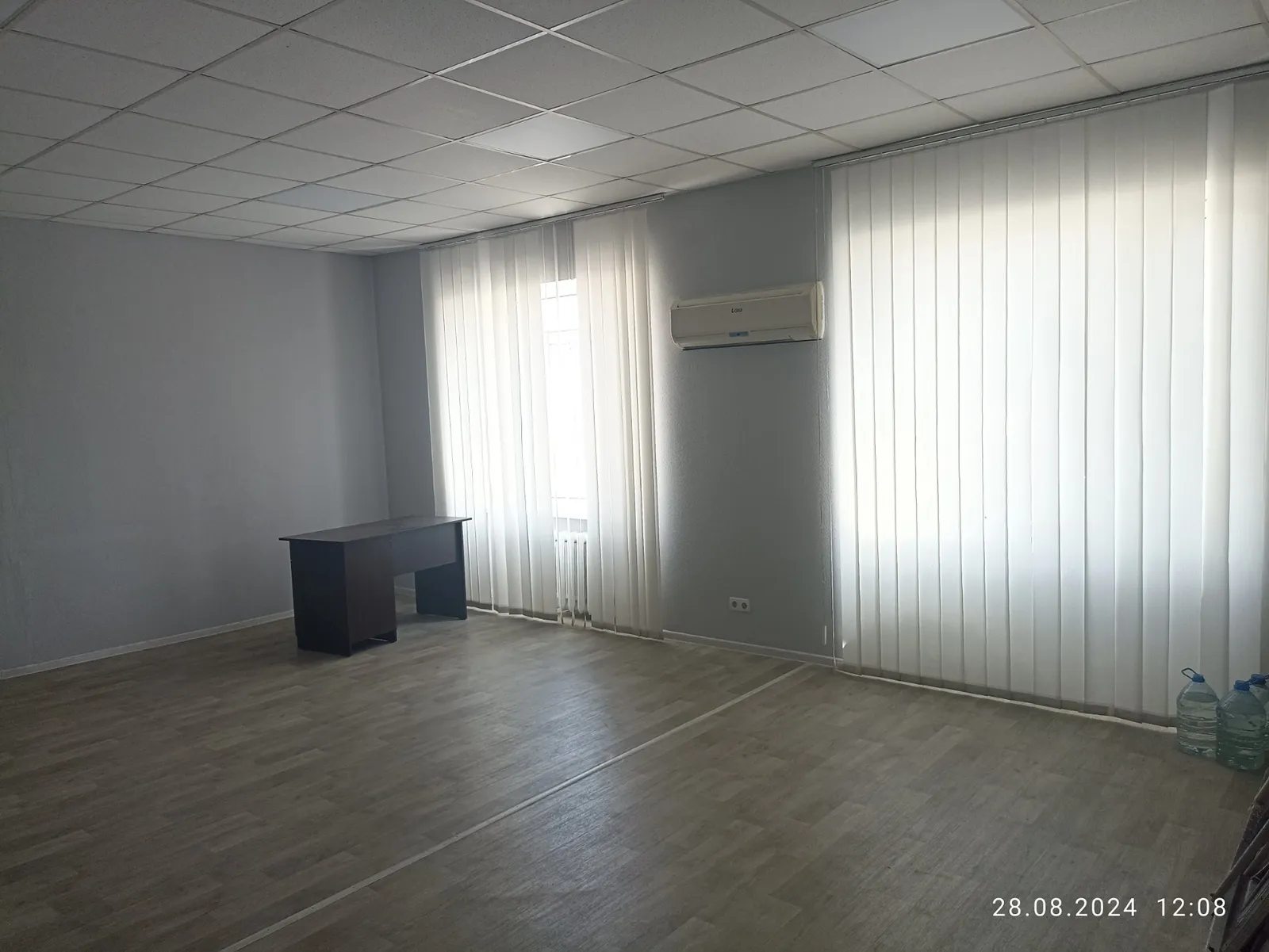 Продам офіс 40 m², 2 пов./5 поверхів. Хмельницкого Б. ул., Дніпро. 