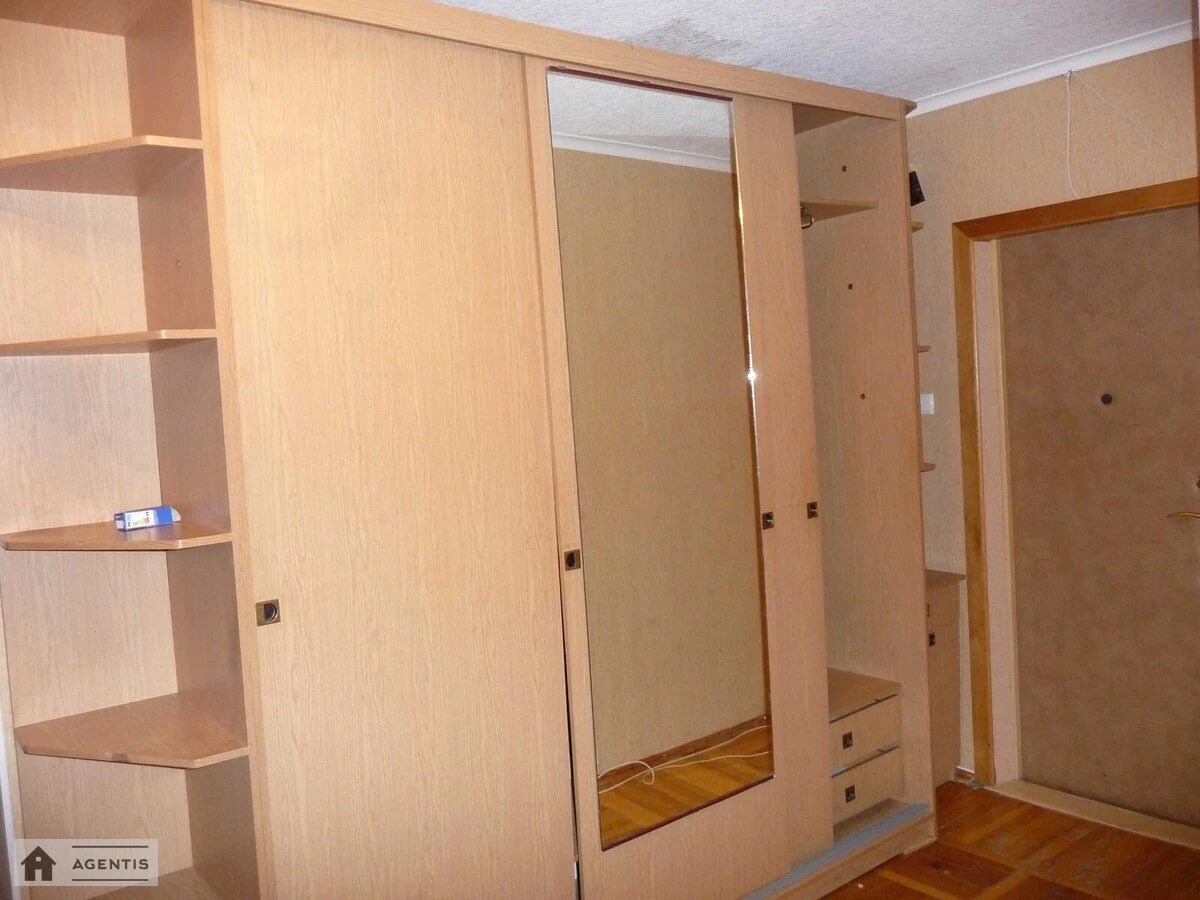 Сдам квартиру 3 комнаты, 78 m², 6 эт./16 этажей. Василя Стуса вул., Киев. 