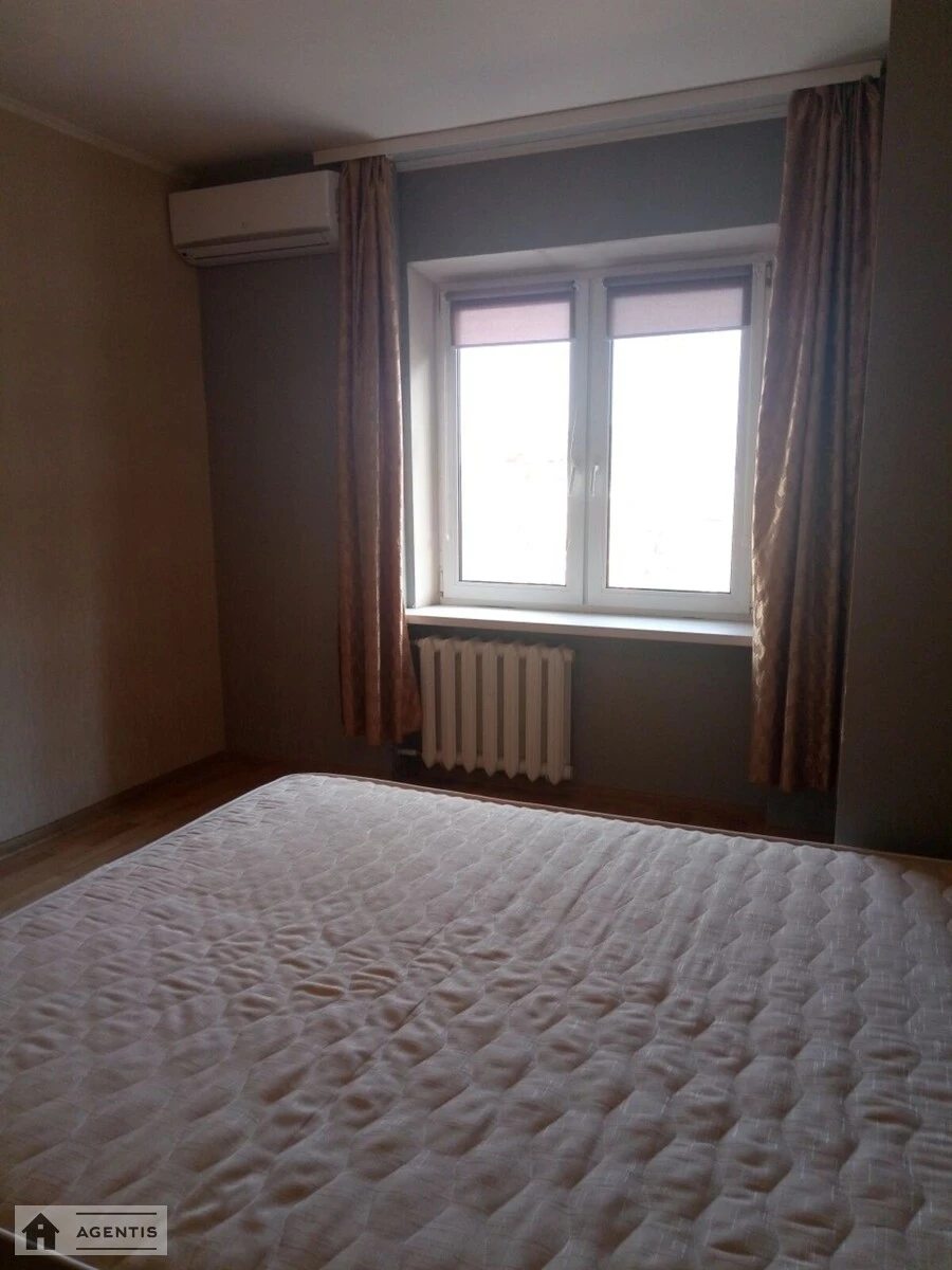 Сдам квартиру 1 комната, 45 m², 17 эт./18 этажей. 1, Драгоманова 1, Киев. 