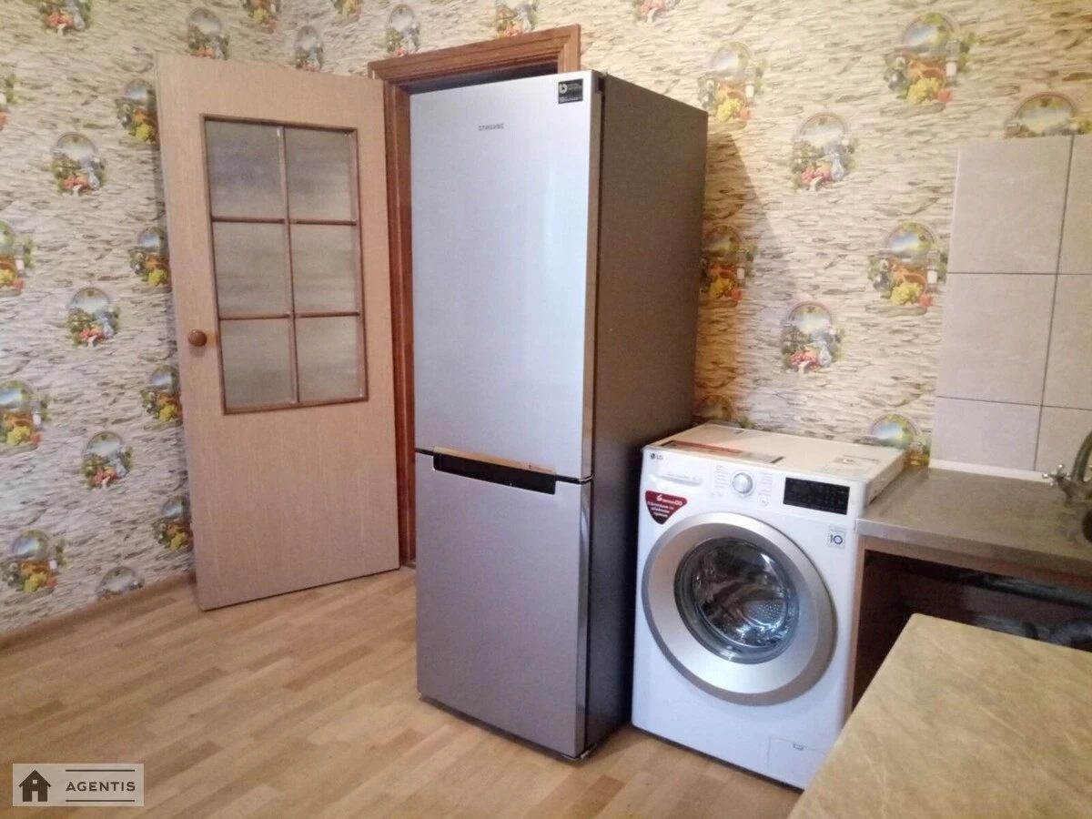 Сдам квартиру 1 комната, 45 m², 17 эт./18 этажей. 1, Драгоманова 1, Киев. 