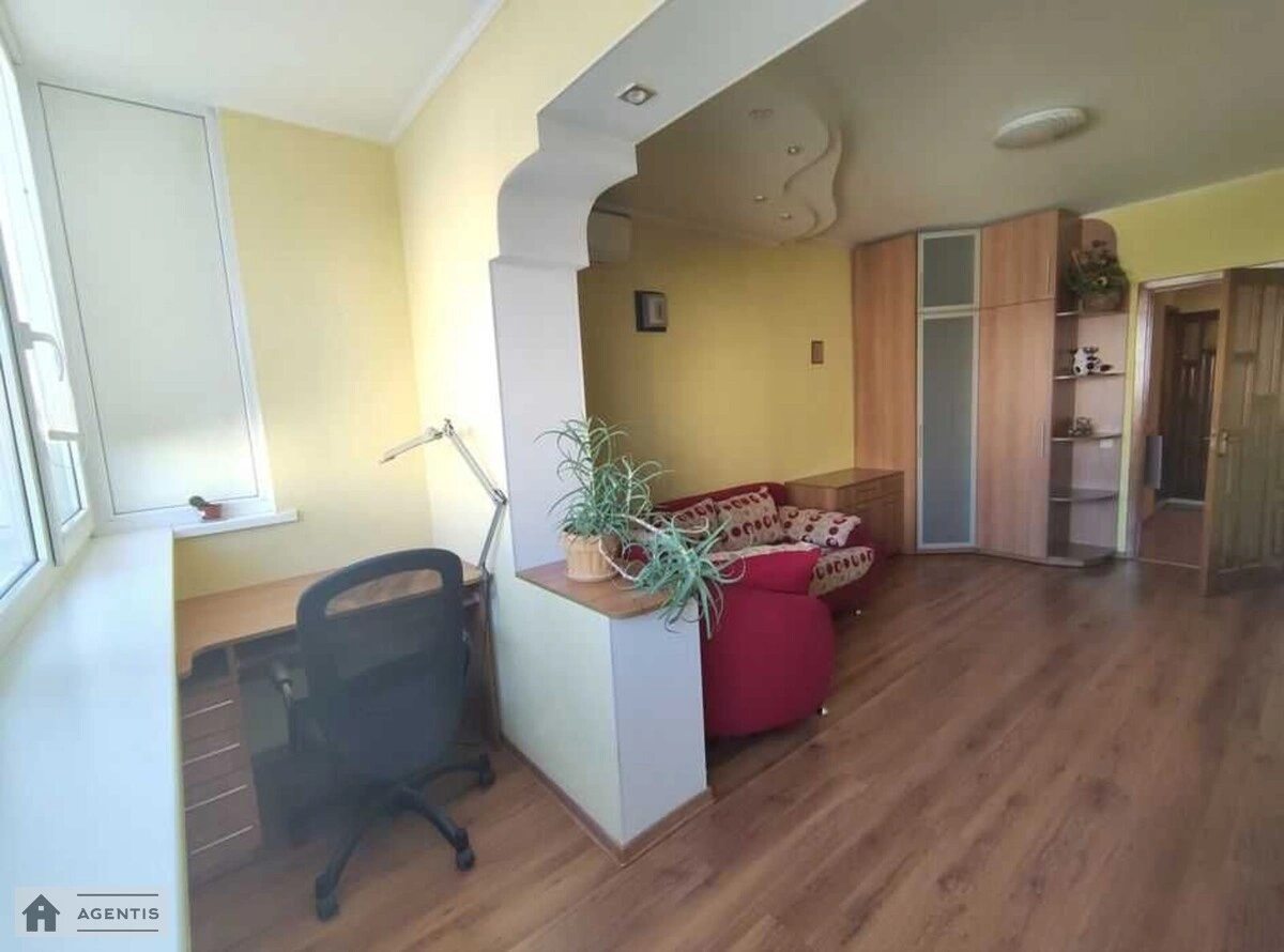 Сдам квартиру 3 комнаты, 70 m², 7 эт./9 этажей. 23, Якуба Коласа 23, Киев. 