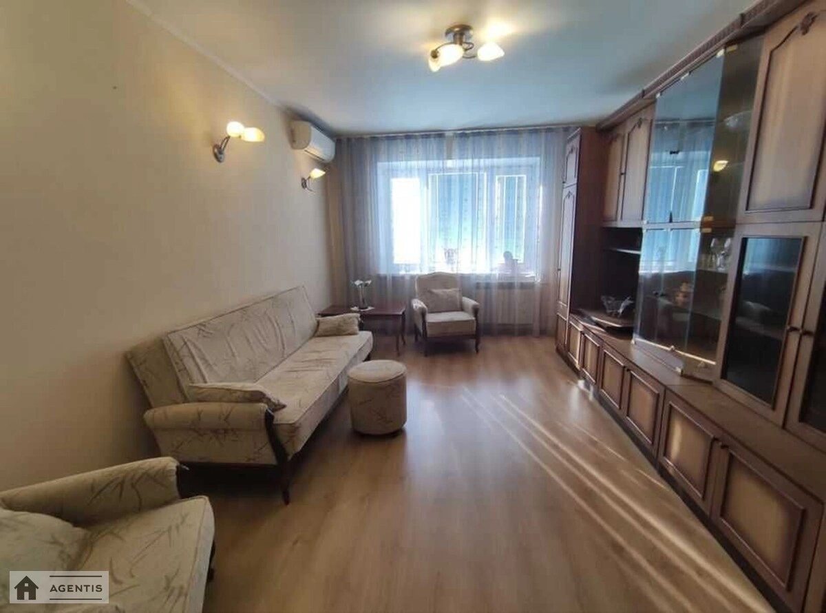 Сдам квартиру 3 комнаты, 70 m², 7 эт./9 этажей. 23, Якуба Коласа 23, Киев. 