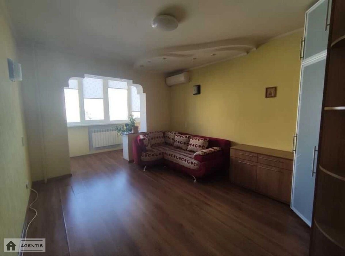 Сдам квартиру 3 комнаты, 70 m², 7 эт./9 этажей. 23, Якуба Коласа 23, Киев. 