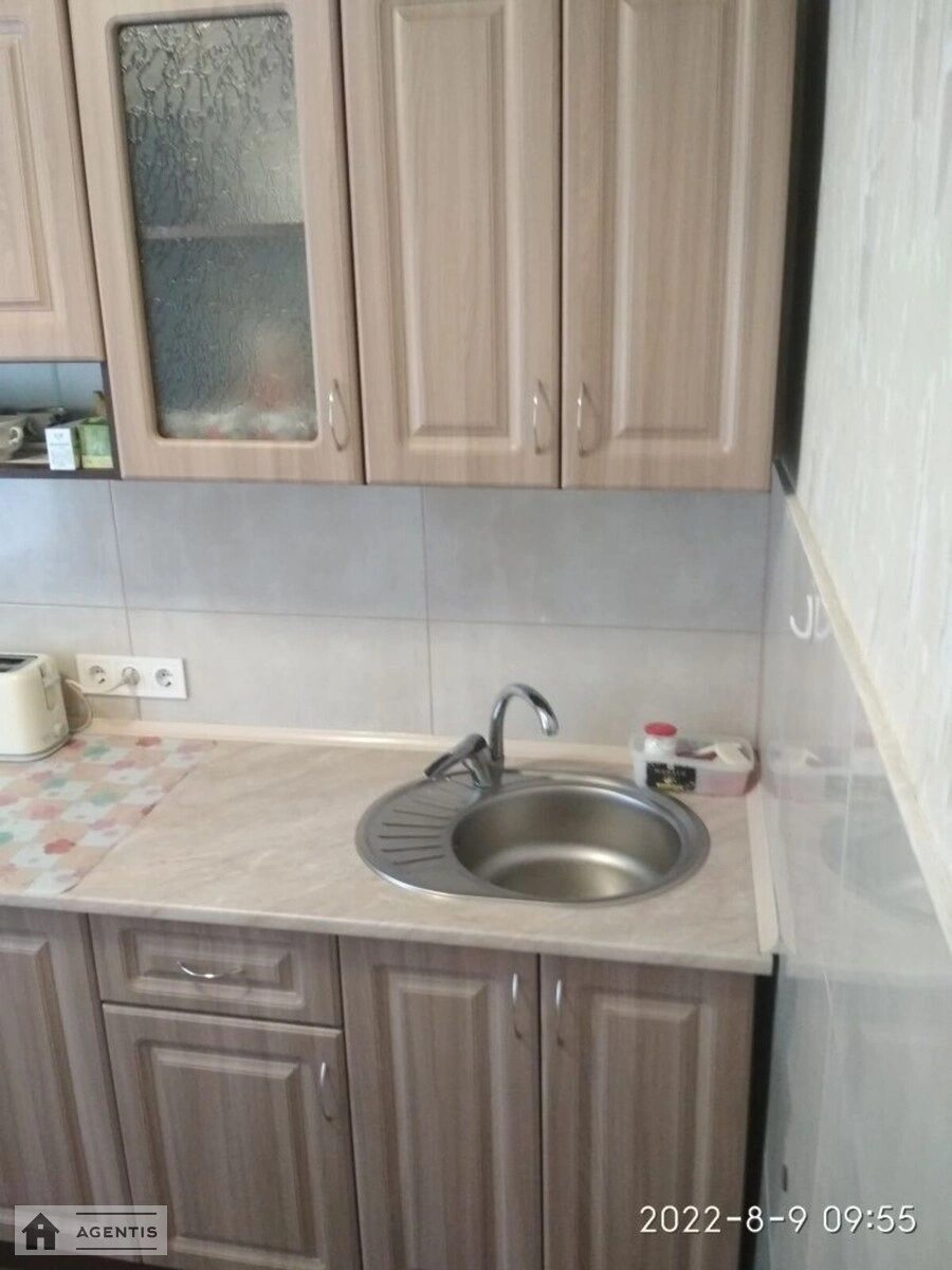 Сдам квартиру 1 комната, 35 m², 2 эт./9 этажей. 1, Олександра Махова вул. (Жолудєва), Киев. 