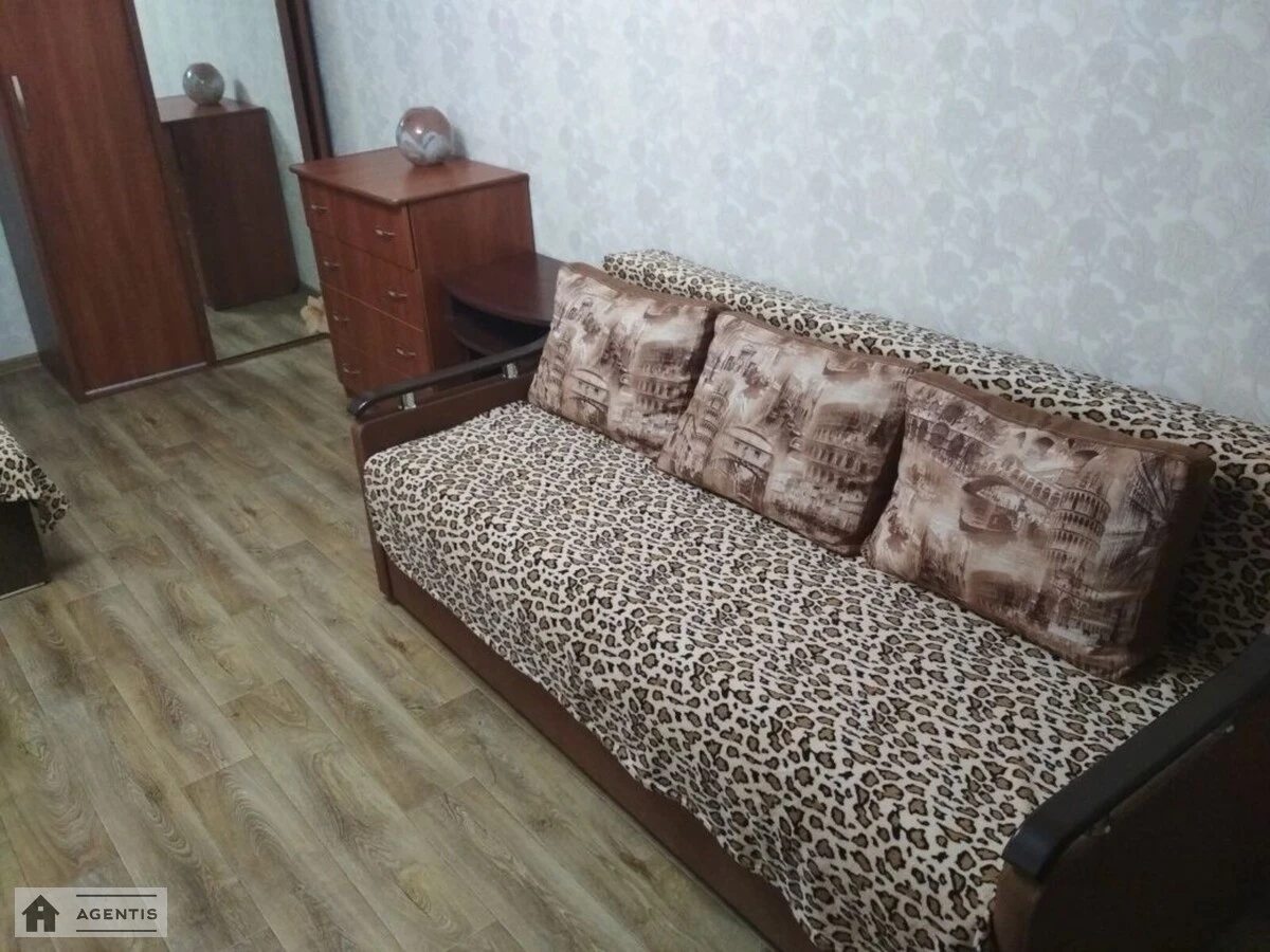 Сдам квартиру 1 комната, 35 m², 2 эт./9 этажей. 1, Олександра Махова вул. (Жолудєва), Киев. 