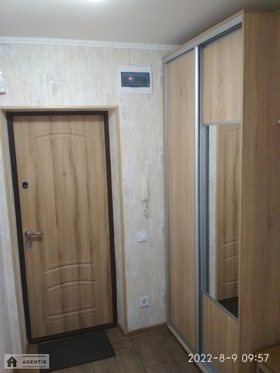 Сдам квартиру 1 комната, 35 m², 2 эт./9 этажей. 1, Олександра Махова вул. (Жолудєва), Киев. 