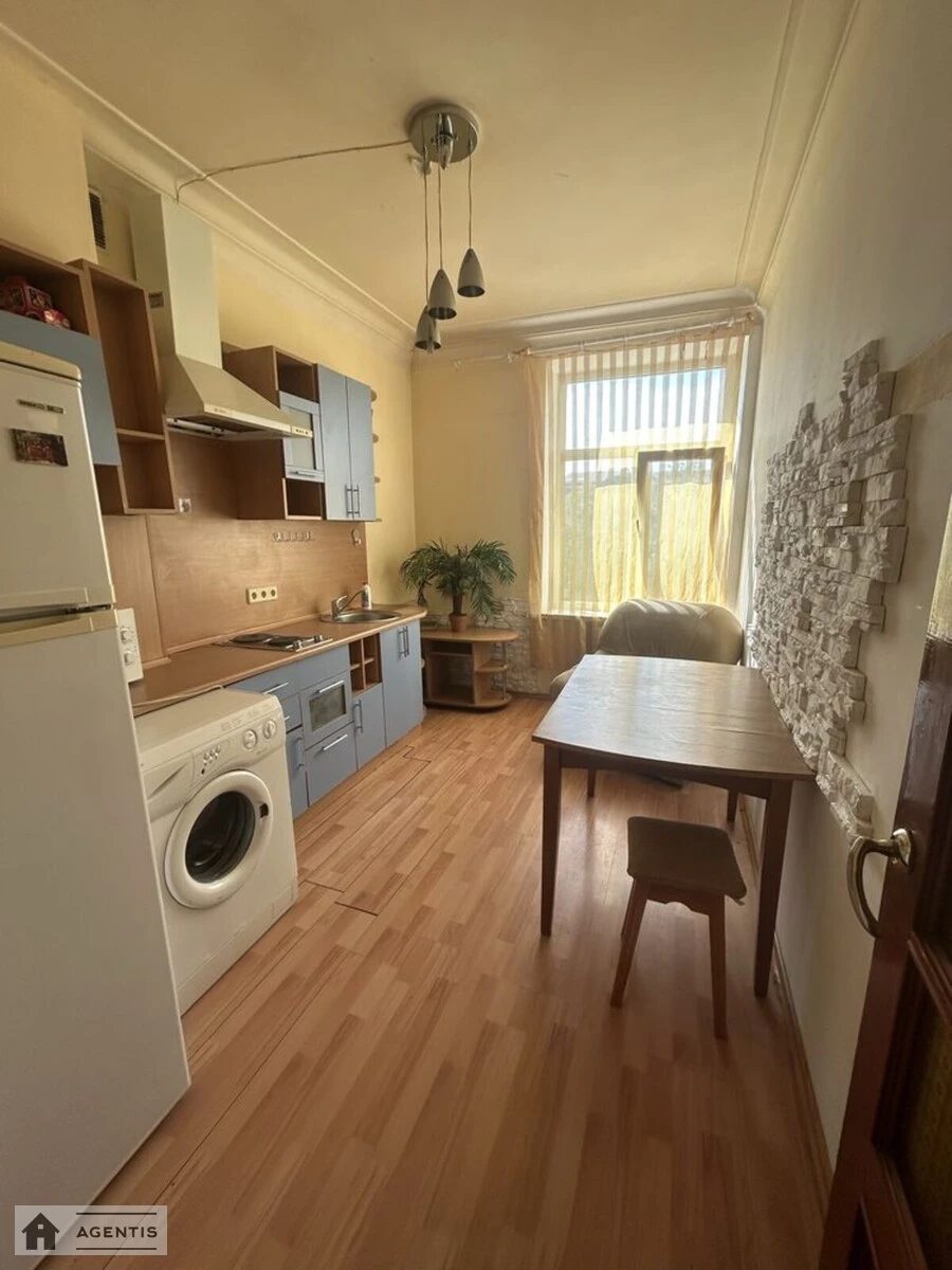 Apartment for rent 3 rooms, 70 m², 4th fl./5 floors. 6, Prorizna 6, Kyiv. 