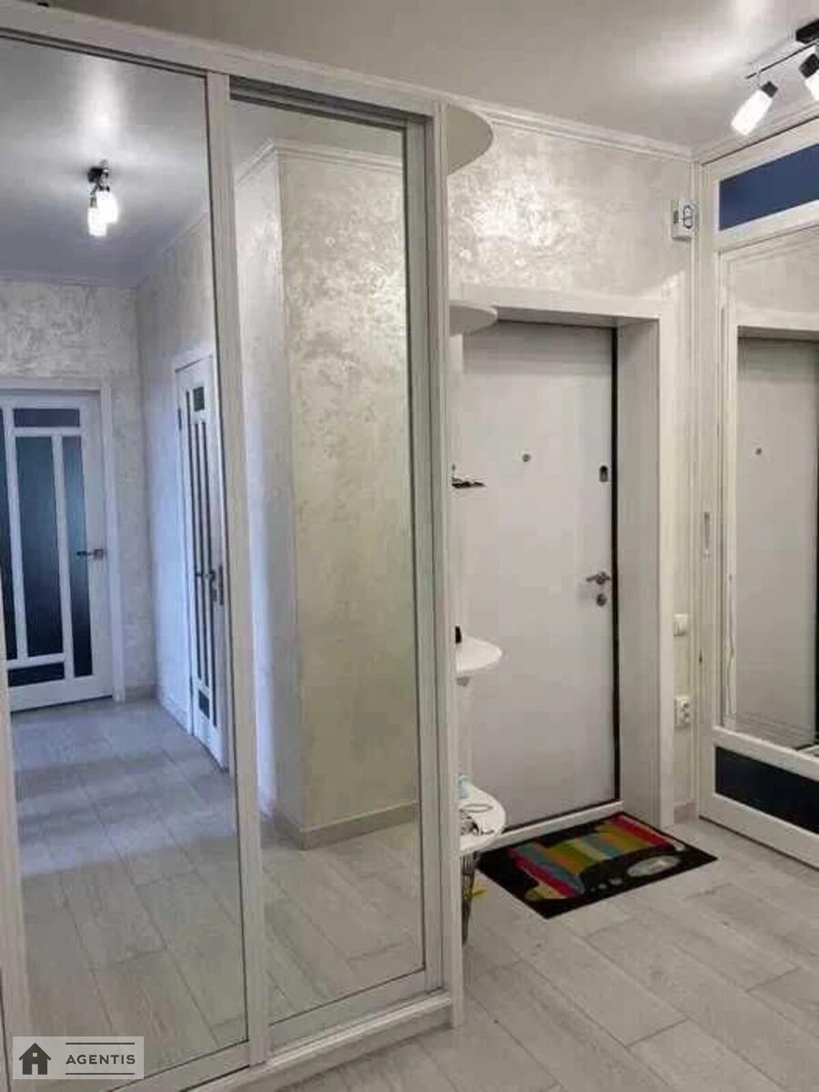 Сдам квартиру 2 комнаты, 66 m², 7 эт./25 этажей. 4, Заречная 4, Киев. 