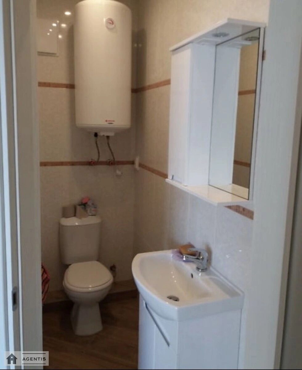 Сдам квартиру 4 комнаты, 100 m², 17 эт./22 этажа. 16, Митрополита Василя Липківського вул. (Урицького), Киев. 