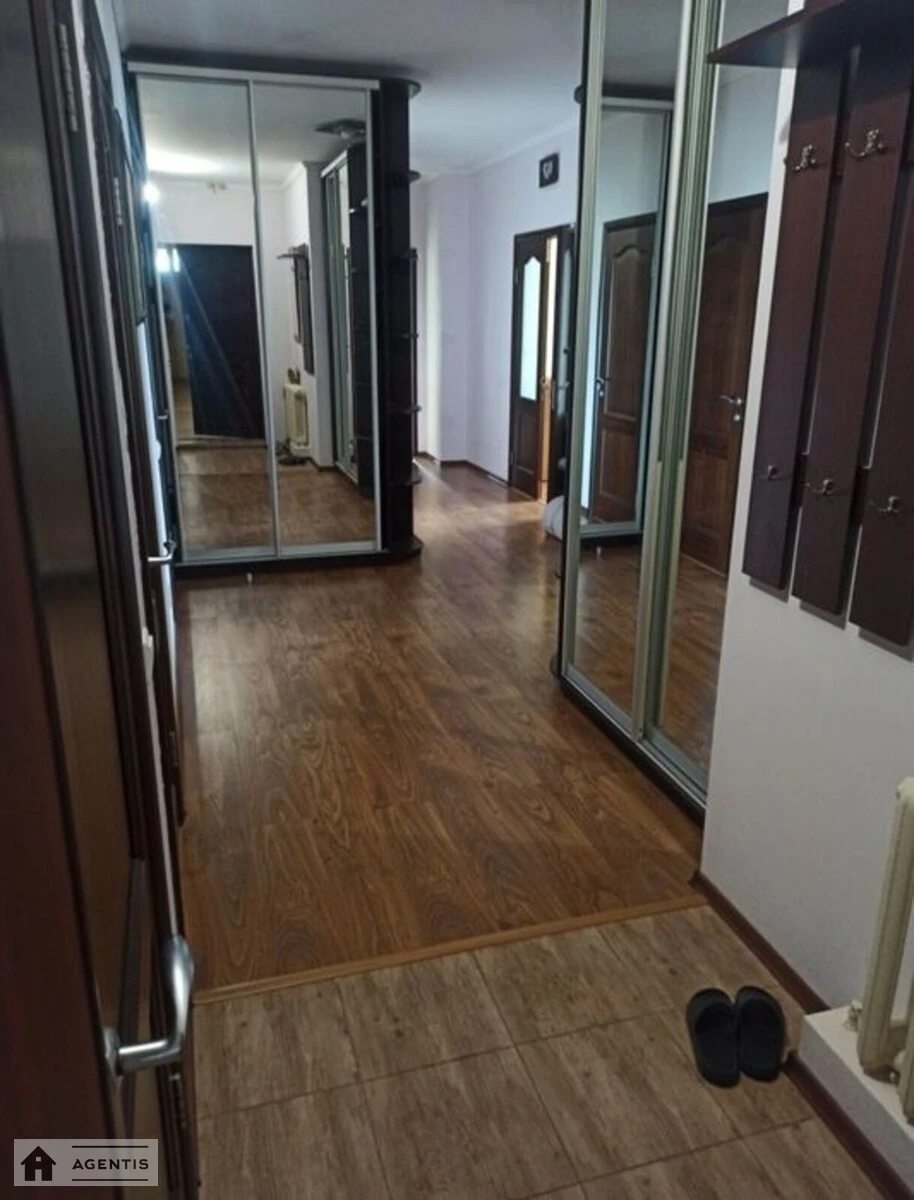 Сдам квартиру 2 комнаты, 84 m², 12 эт./12 этажей. Нежинская, Киев. 