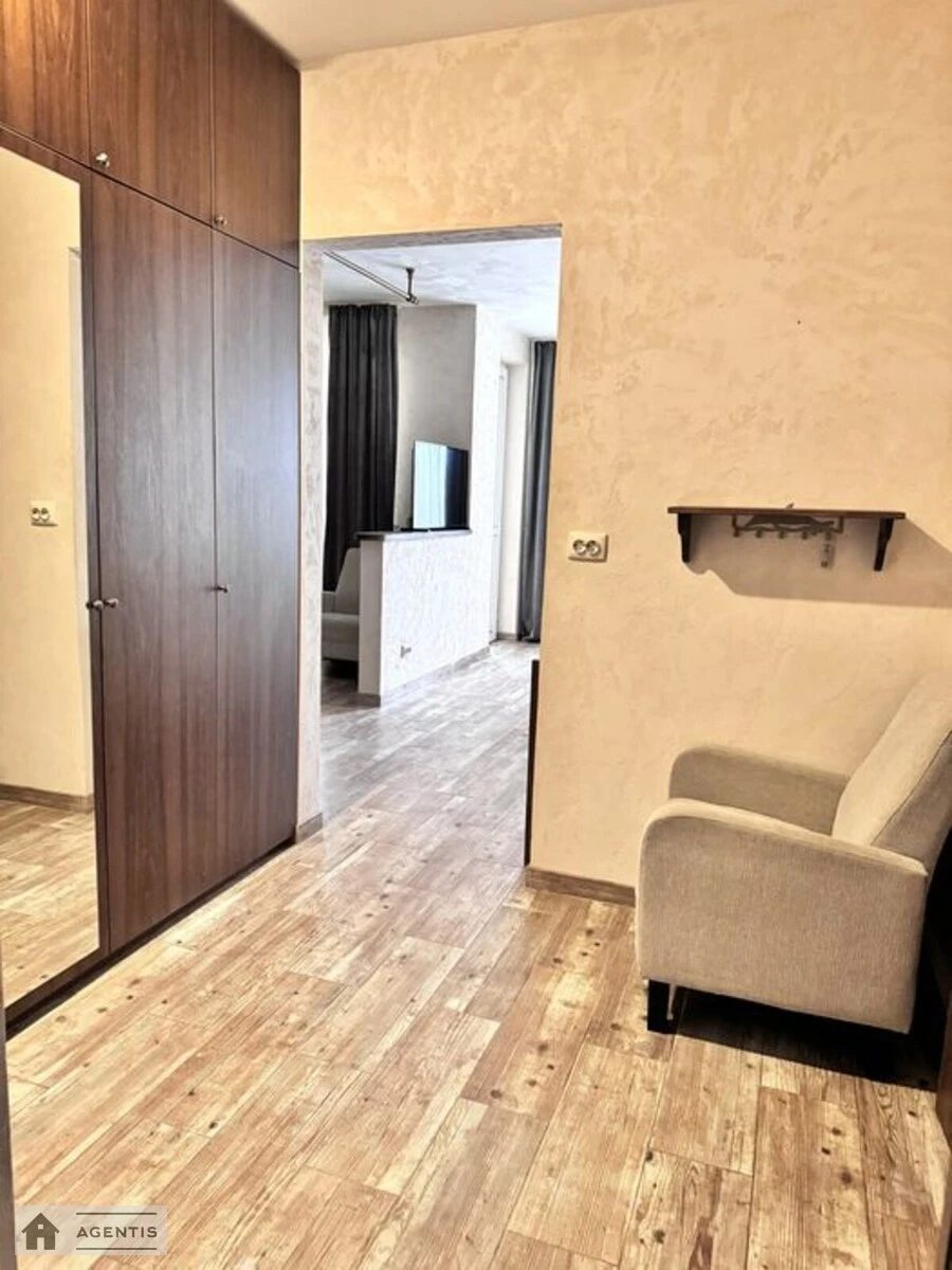 Сдам квартиру 1 комната, 45 m², 2 эт./25 этажей. 1, Заречная 1, Киев. 