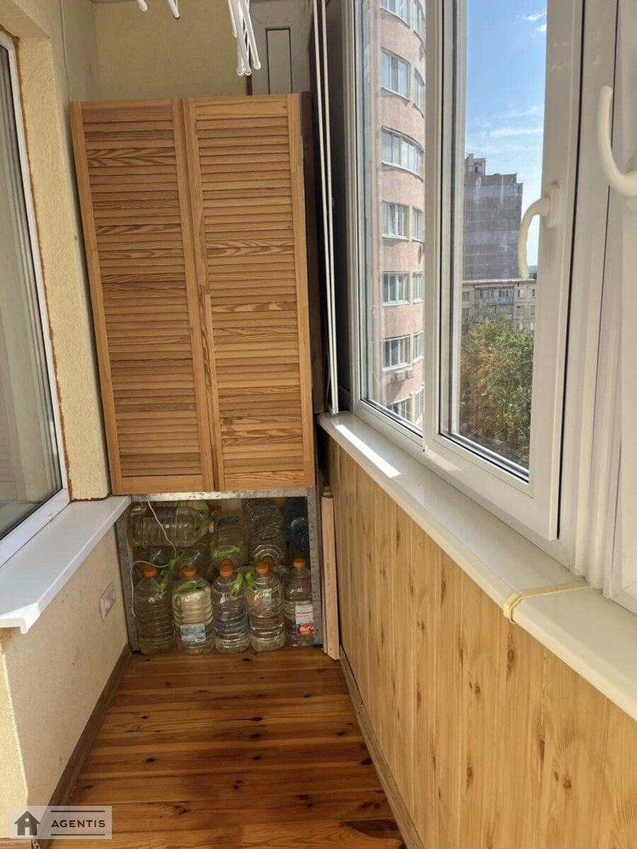 Сдам квартиру 2 комнаты, 60 m², 6 эт./32 этажа. 9, Олевская 9, Киев. 