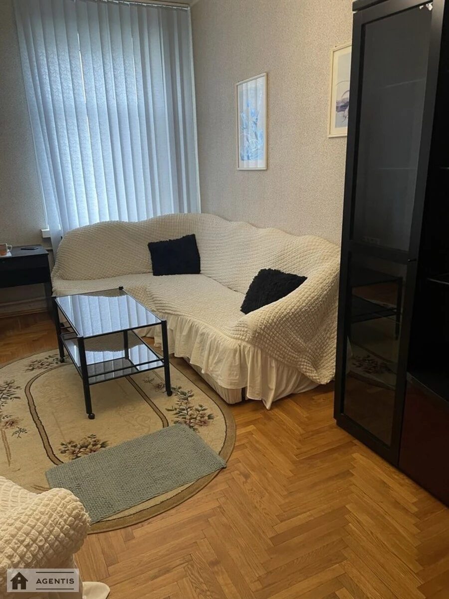 Сдам квартиру 3 комнаты, 72 m², 5 эт./6 этажей. Євгена Гуцала пров. (Кутузова), Киев. 