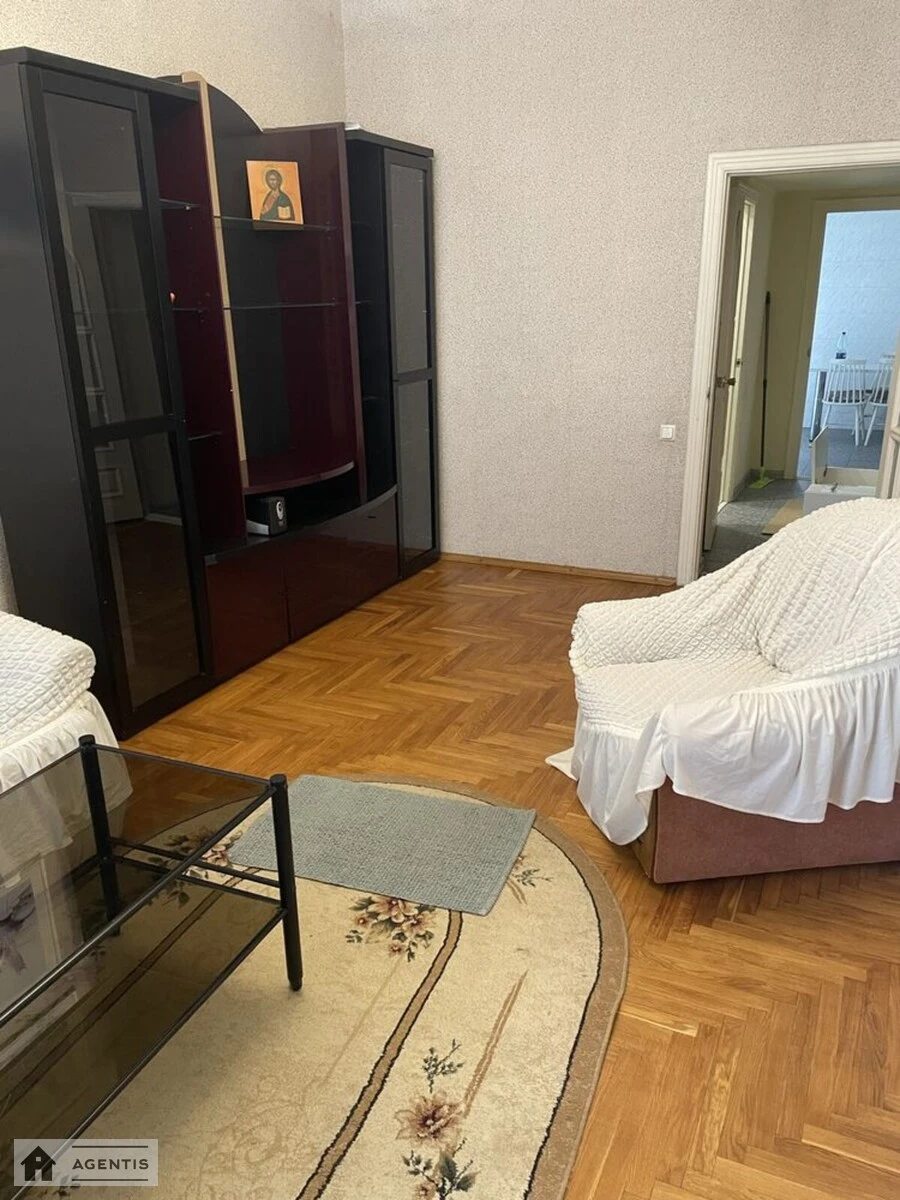 Сдам квартиру 3 комнаты, 72 m², 5 эт./6 этажей. Євгена Гуцала пров. (Кутузова), Киев. 