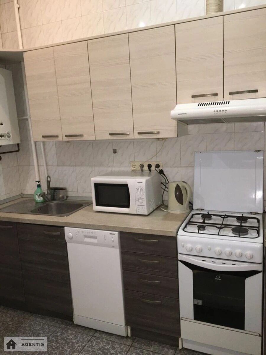 Apartment for rent 3 rooms, 72 m², 5th fl./6 floors. Yevhena Hutsala prov. Kutuzova, Kyiv. 