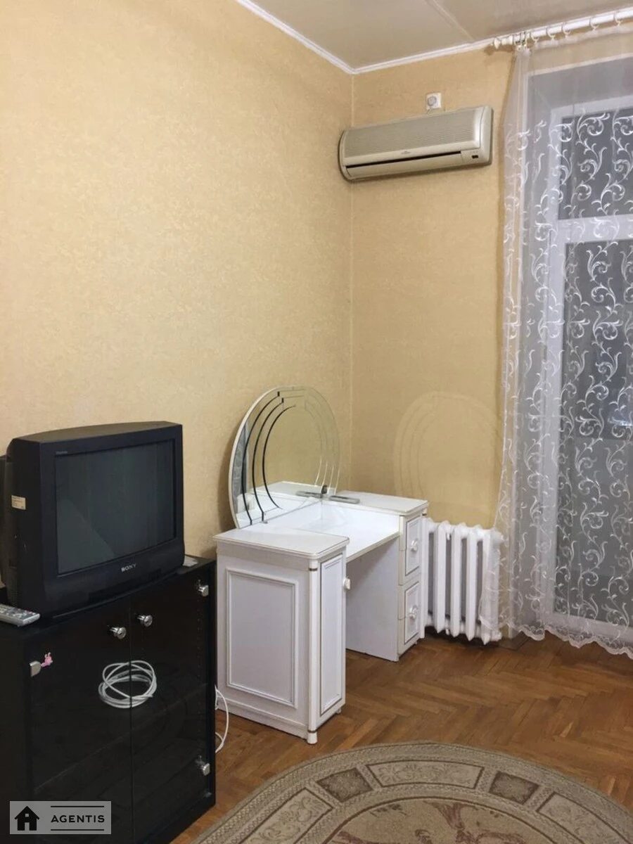 Сдам квартиру 3 комнаты, 72 m², 5 эт./6 этажей. Євгена Гуцала пров. (Кутузова), Киев. 