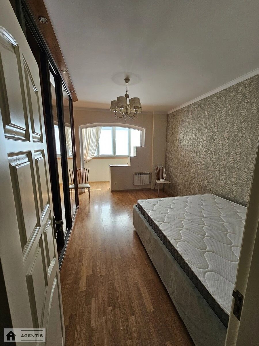 Apartment for rent 3 rooms, 65 m², 4th fl./9 floors. Darnytskyy rayon, Kyiv. 