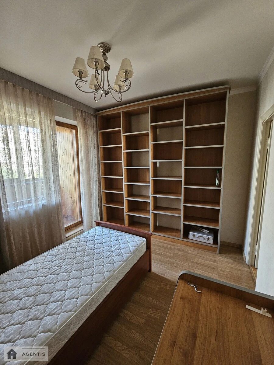 Apartment for rent 3 rooms, 65 m², 4th fl./9 floors. Darnytskyy rayon, Kyiv. 