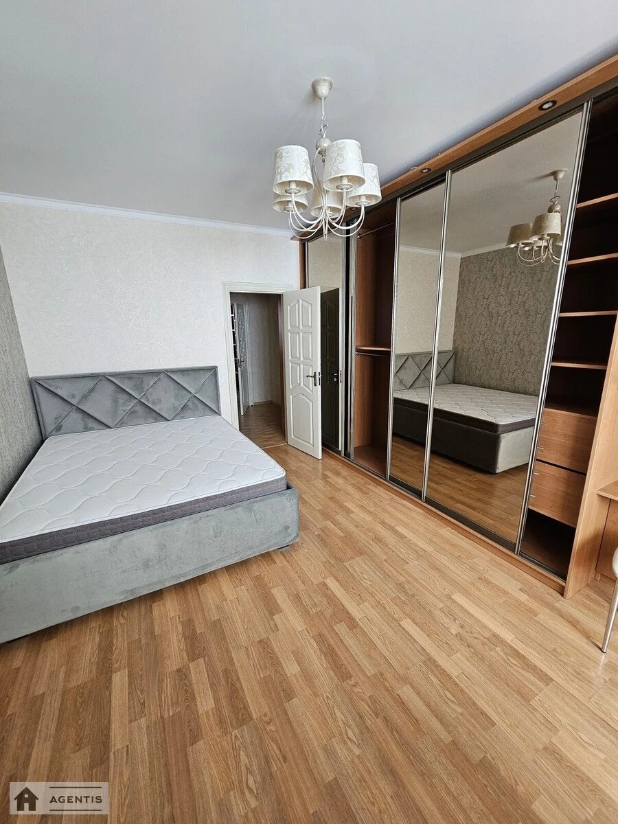 Apartment for rent 3 rooms, 65 m², 4th fl./9 floors. Darnytskyy rayon, Kyiv. 