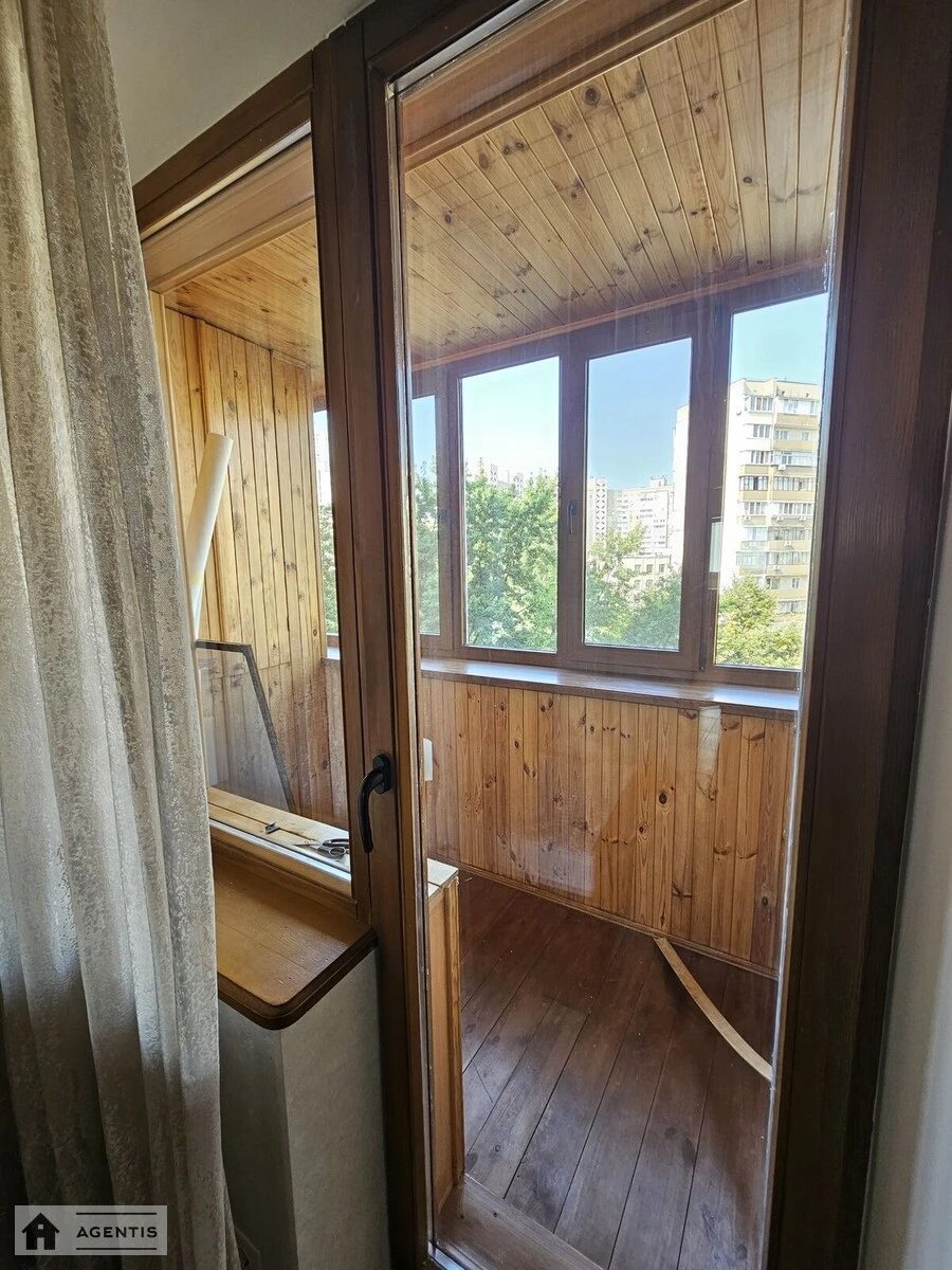 Apartment for rent 3 rooms, 65 m², 4th fl./9 floors. Darnytskyy rayon, Kyiv. 