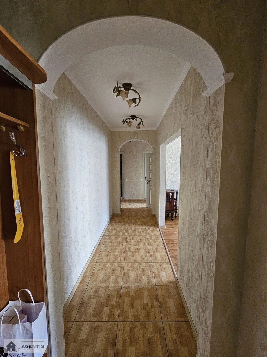 Apartment for rent 3 rooms, 65 m², 4th fl./9 floors. Darnytskyy rayon, Kyiv. 