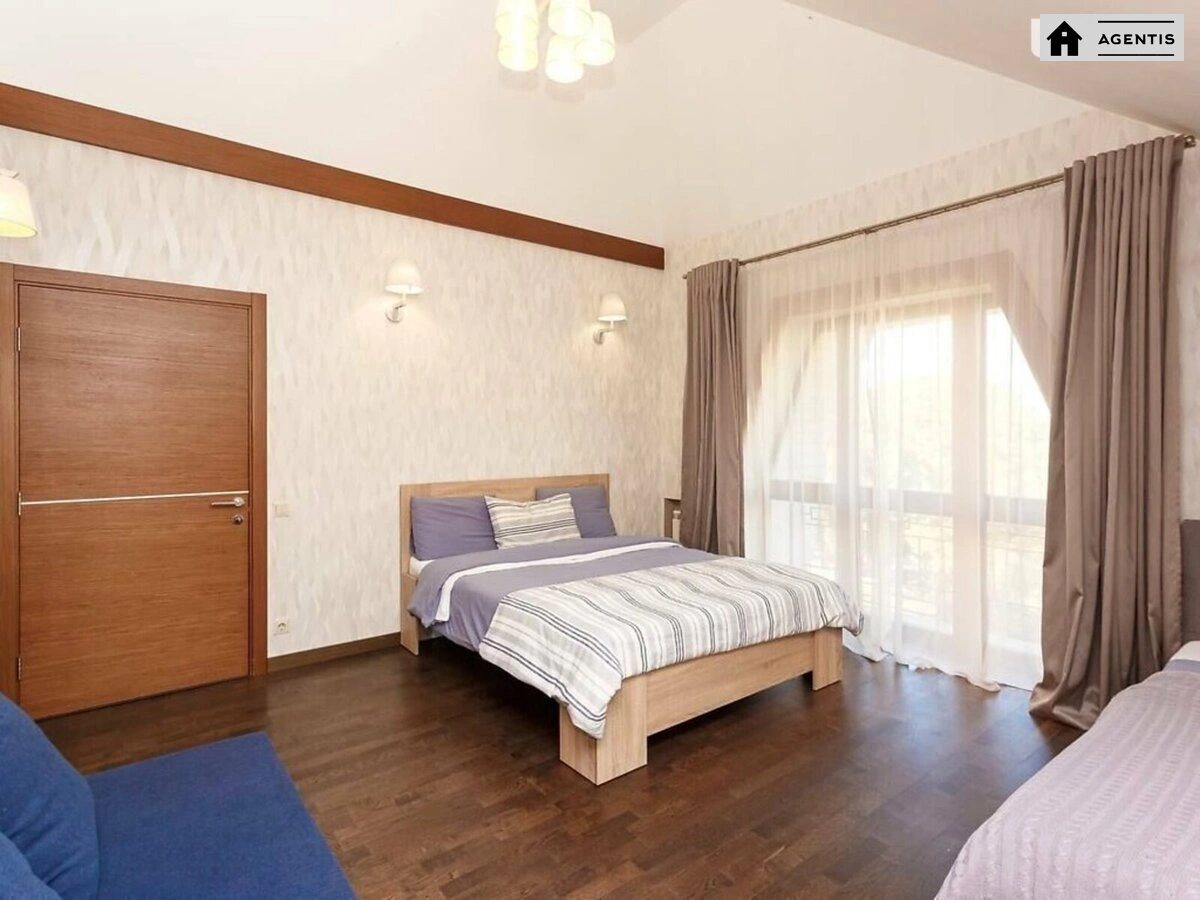 Apartment for rent 3 rooms, 215 m², 4th fl./5 floors. 28, Klinichna 28, Kyiv. 