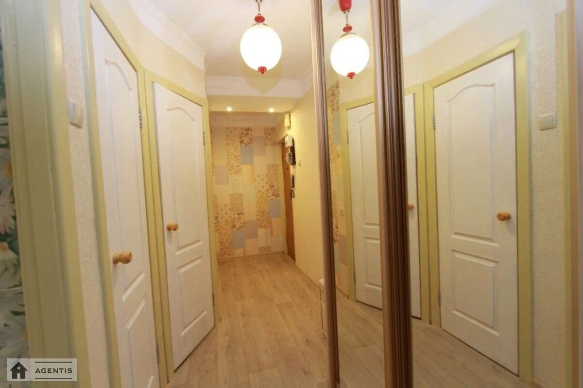 Apartment for rent 2 rooms, 45 m², 2nd fl./5 floors. 21, Volodymyra Salskoho vul. Hryhoriya Kotovskoho, Kyiv. 