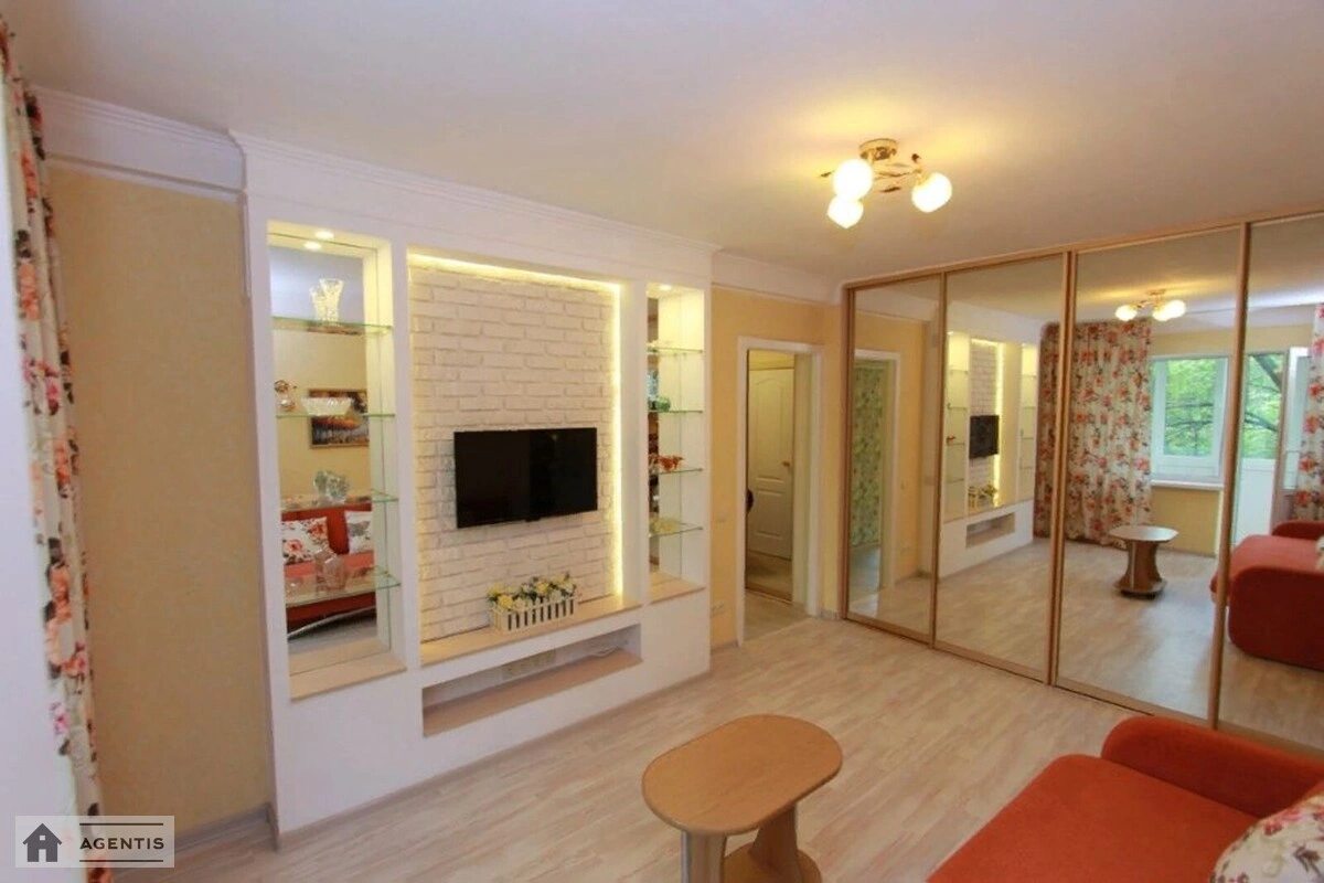 Apartment for rent 2 rooms, 45 m², 2nd fl./5 floors. 21, Volodymyra Salskoho vul. Hryhoriya Kotovskoho, Kyiv. 