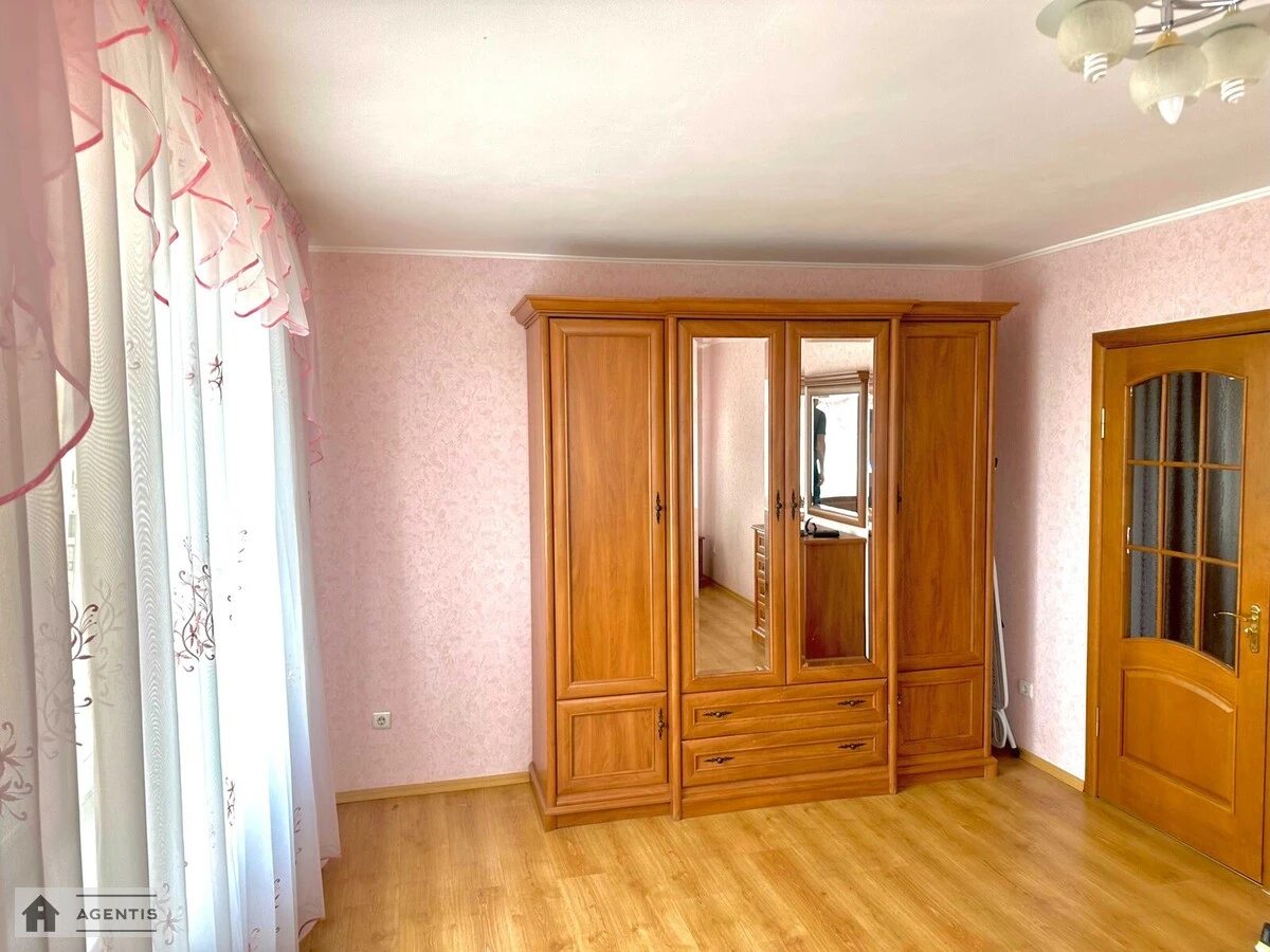 Сдам квартиру 2 комнаты, 77 m², 18 эт./24 этажа. 12, Дарницкий 12, Киев. 