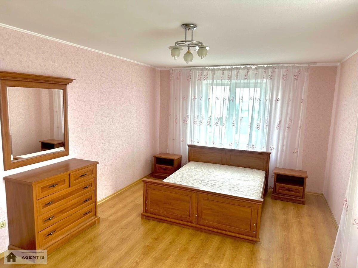 Сдам квартиру 2 комнаты, 77 m², 18 эт./24 этажа. 12, Дарницкий 12, Киев. 