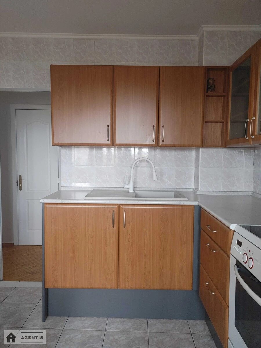 Сдам квартиру 2 комнаты, 56 m², 12 эт./16 этажей. Загорівська вул. (Багговутівська), Киев. 