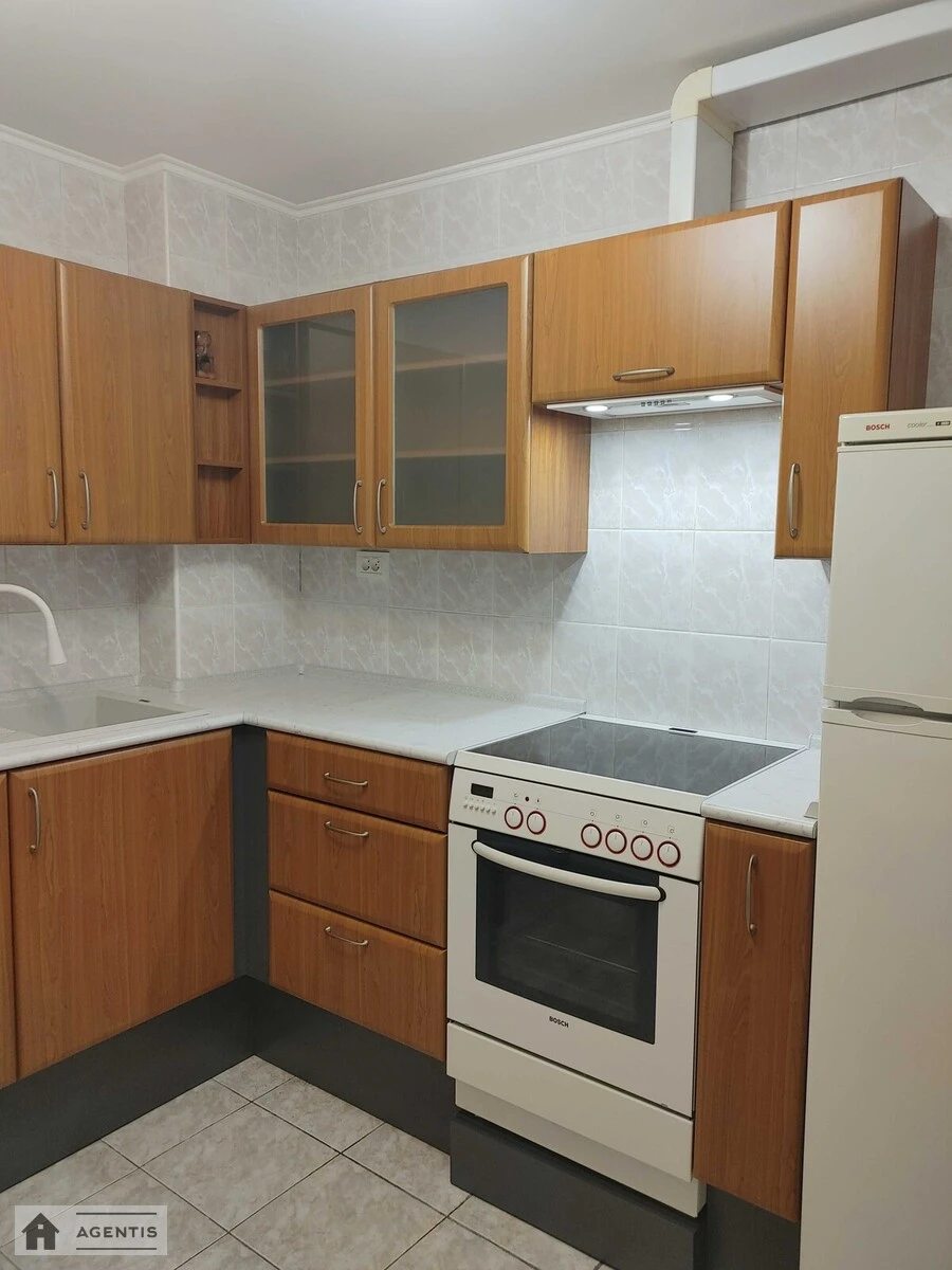 Сдам квартиру 2 комнаты, 56 m², 12 эт./16 этажей. Загорівська вул. (Багговутівська), Киев. 