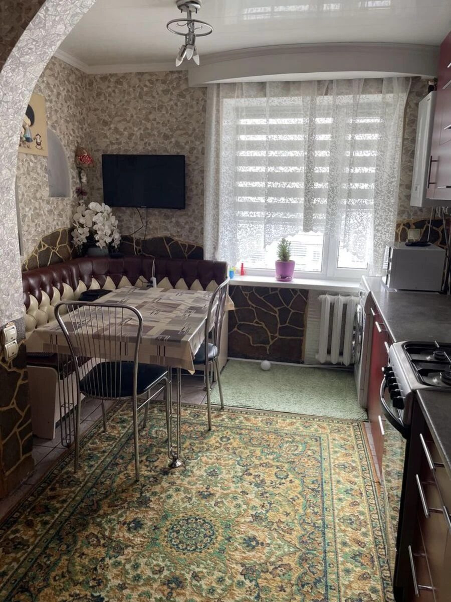 Продаж квартири 3 кімнати, 60 m², 9 пов./9 поверхів. Подільський (ленінський), Кропивницький. 