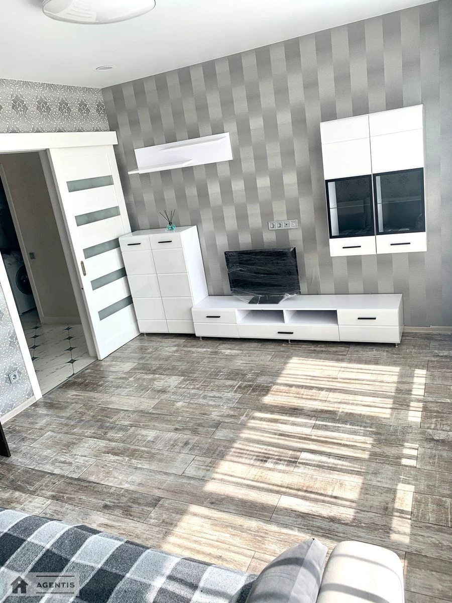 Сдам квартиру 2 комнаты, 65 m², 13 эт./22 этажа. 1, Заречная 1, Киев. 