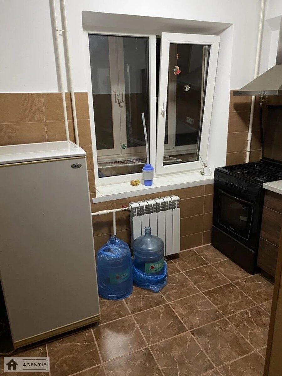 Здам квартиру 1 кімната, 38 m², 3 пов./9 поверхів. 28, Віктора Ярмоли вул., Київ. 