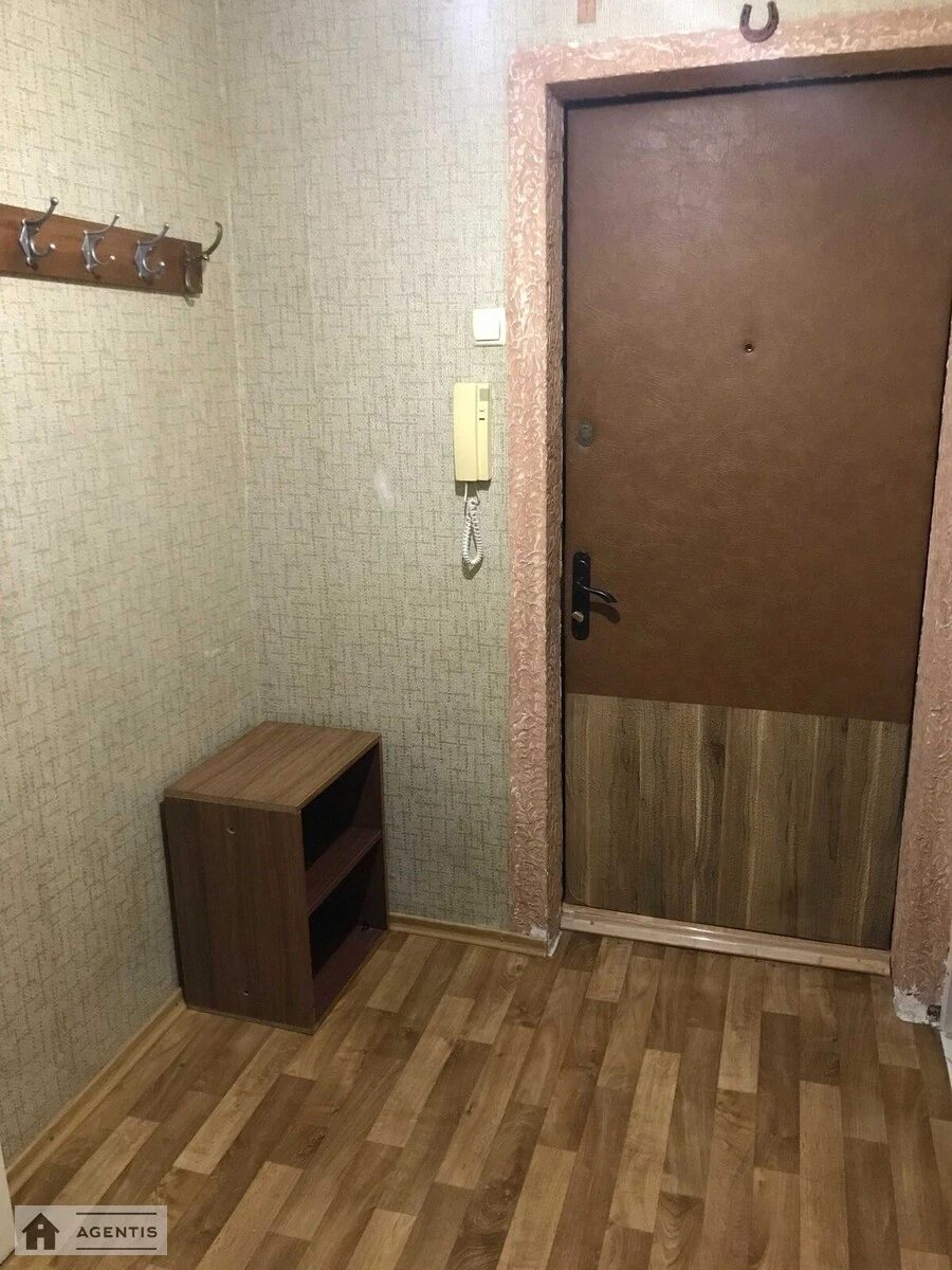 Сдам квартиру 1 комната, 33 m², 4 эт./9 этажей. 2, Сергія Гусовського вул., Киев. 