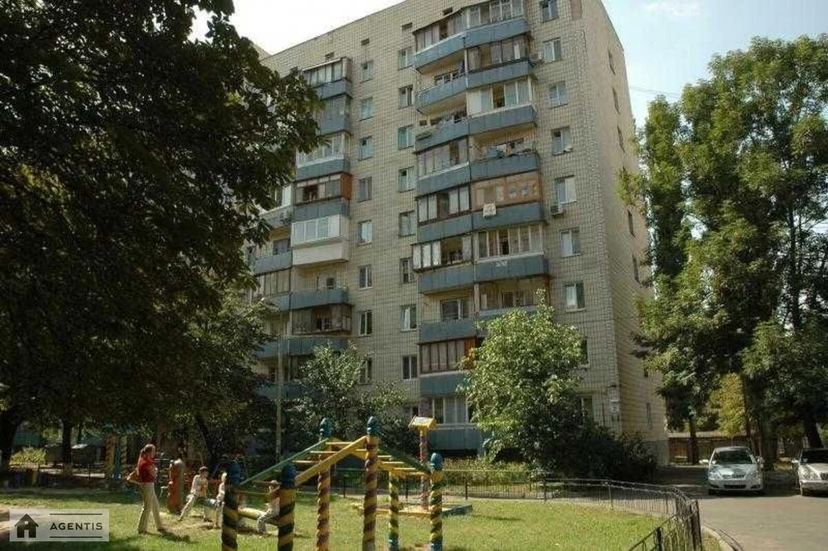 Сдам квартиру 1 комната, 33 m², 4 эт./9 этажей. 2, Сергія Гусовського вул., Киев. 