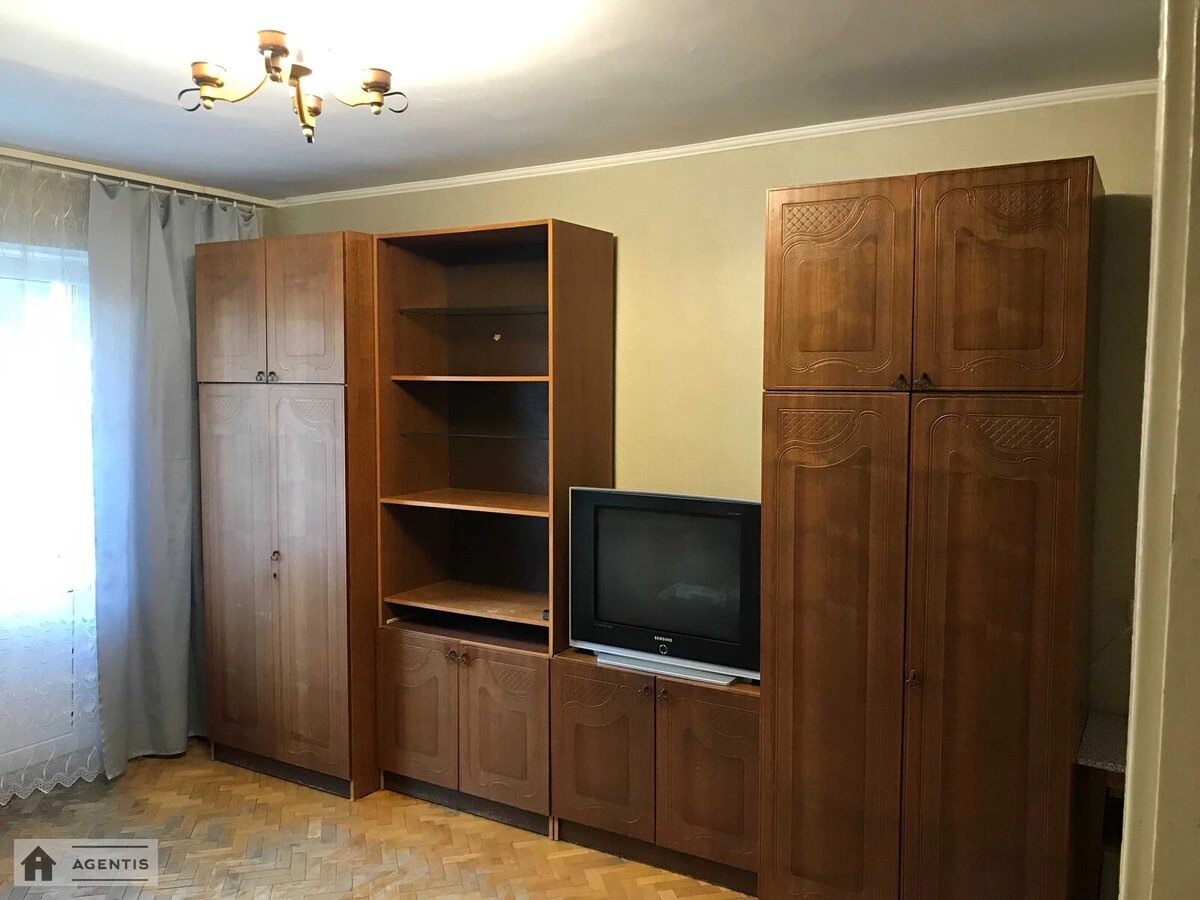 Сдам квартиру 1 комната, 33 m², 4 эт./9 этажей. 2, Сергія Гусовського вул., Киев. 