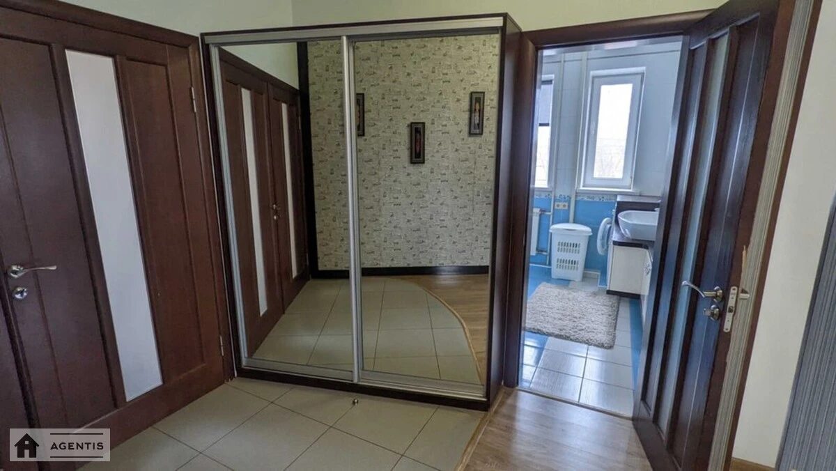 Сдам квартиру 1 комната, 63 m², 2 эт./3 этажа. 162, Садовая 162, Киев. 