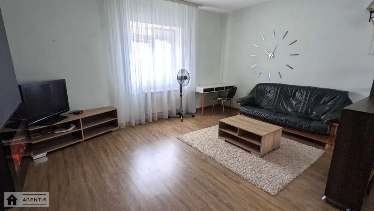 Сдам квартиру 1 комната, 63 m², 2 эт./3 этажа. 162, Садовая 162, Киев. 