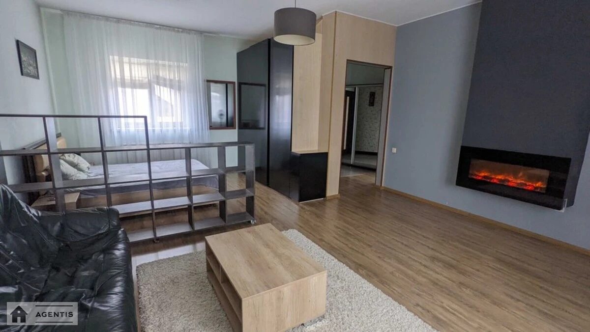 Сдам квартиру 1 комната, 63 m², 2 эт./3 этажа. 162, Садовая 162, Киев. 