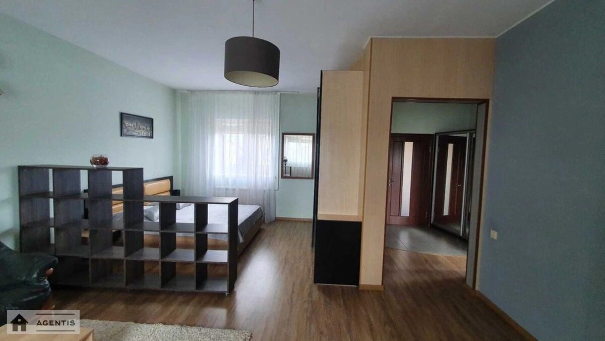 Сдам квартиру 1 комната, 63 m², 2 эт./3 этажа. 162, Садовая 162, Киев. 