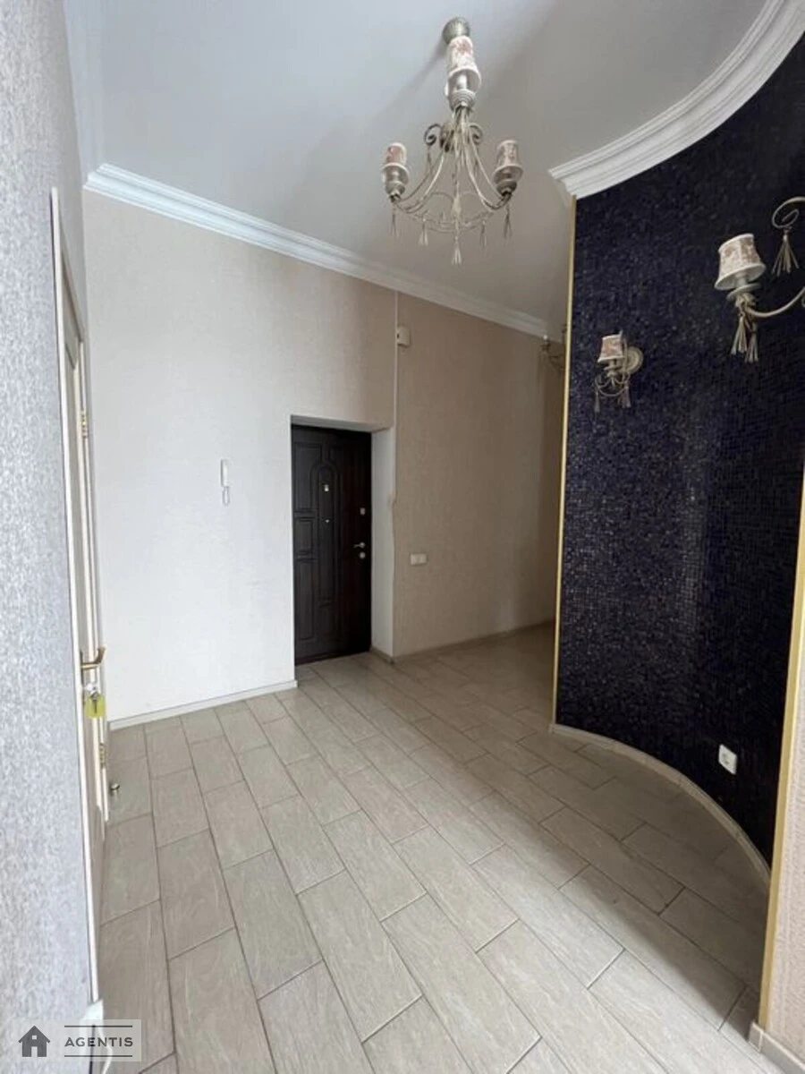 Сдам квартиру 3 комнаты, 100 m², 3 эт./4 этажа. 48, Генерала Наумова вул., Киев. 