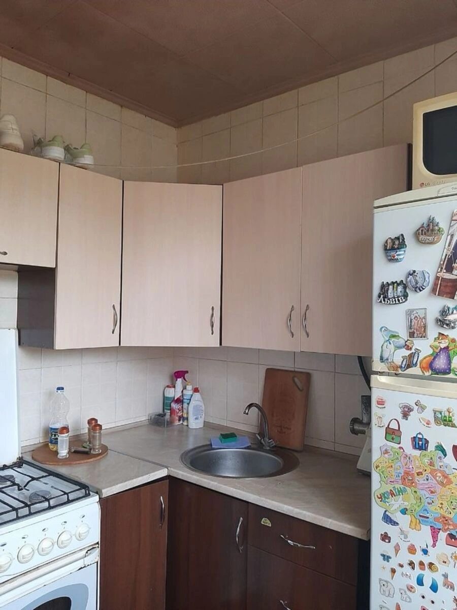 Продаж квартири 2 кімнати, 42 m², 3 пов./5 поверхів. 83, Вацлава Гавела бульв. (Івана Лепсе), Київ. 