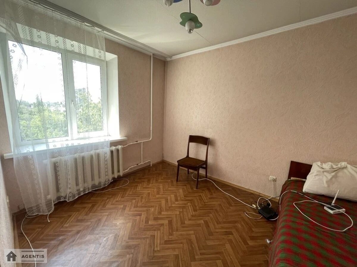 Здам квартиру 4 кімнати, 60 m², 5 пов./9 поверхів. 22, Романа Шухевича просп. (Генерала Ватутіна), Київ. 