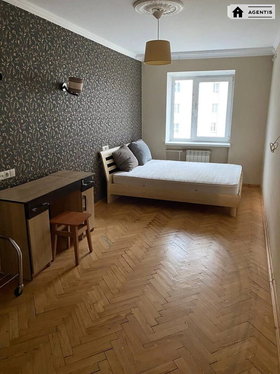 Сдам квартиру 3 комнаты, 45 m², 4 эт./6 этажей. 1, Старокиевская 1, Киев. 