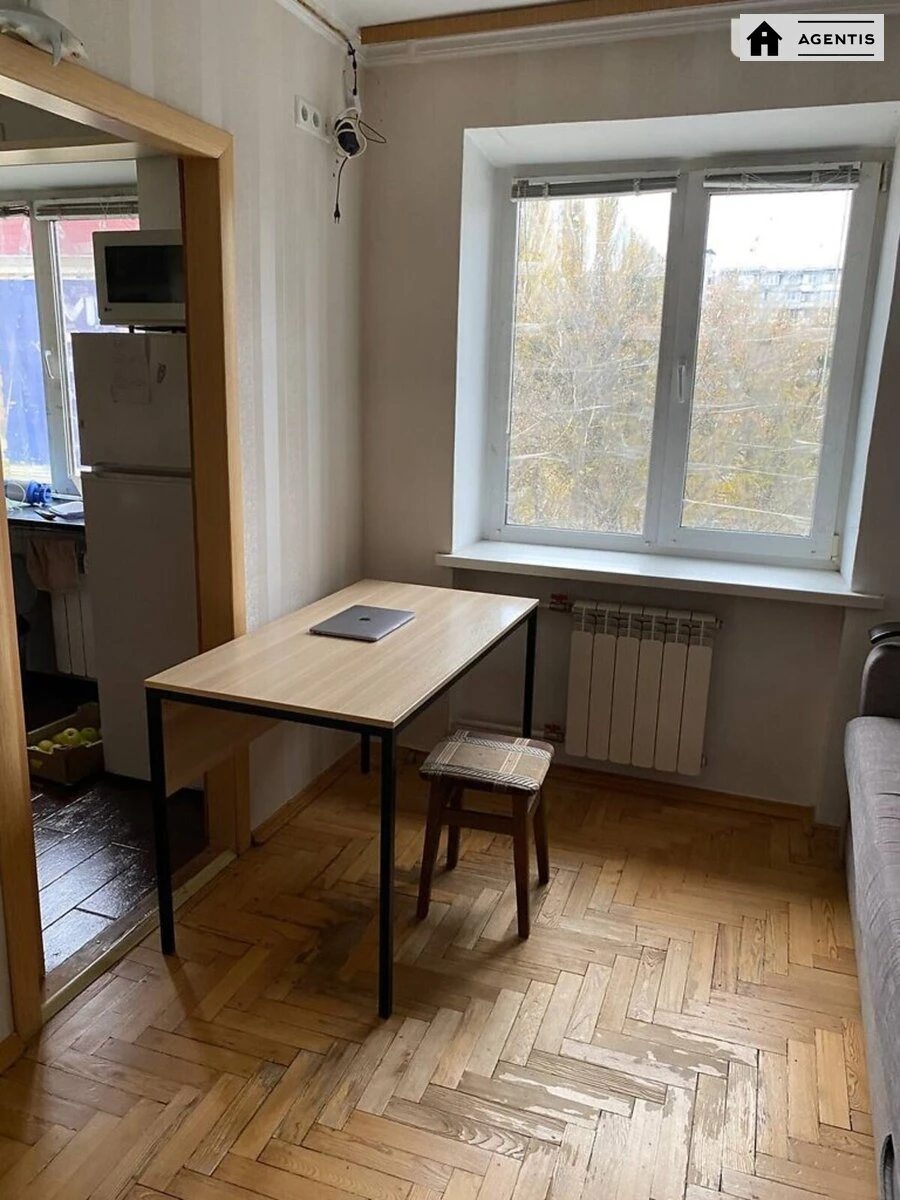 Сдам квартиру 3 комнаты, 45 m², 4 эт./6 этажей. 1, Старокиевская 1, Киев. 