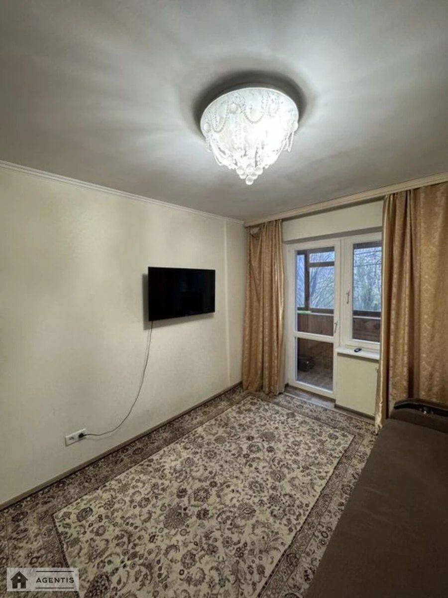 Apartment for rent 1 room, 35 m², 3rd fl./5 floors. Geroyiv Sevastopolya, Kyiv. 