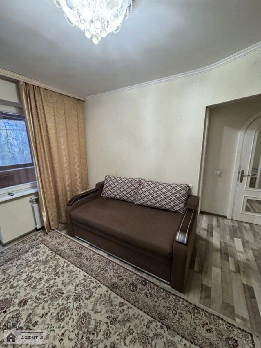 Apartment for rent 1 room, 35 m², 3rd fl./5 floors. Geroyiv Sevastopolya, Kyiv. 