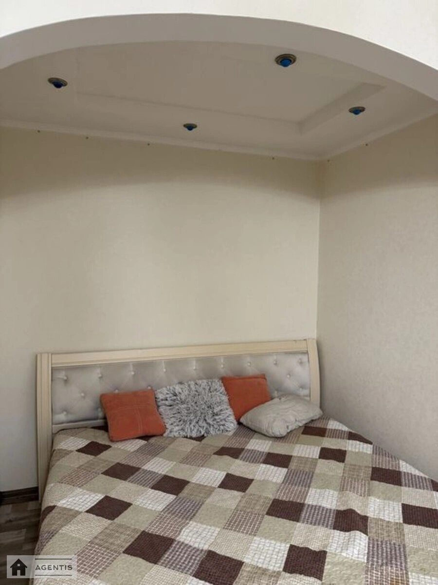 Apartment for rent 1 room, 35 m², 3rd fl./5 floors. Geroyiv Sevastopolya, Kyiv. 